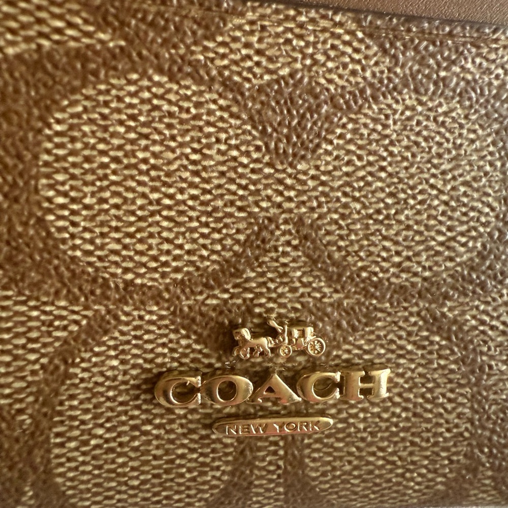 New with tags Coach Signature Brown and tan and gold Key Card Holder - Picture 4 of 8